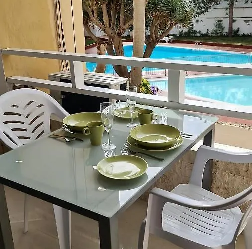 Yumbo - Tanife Roos *